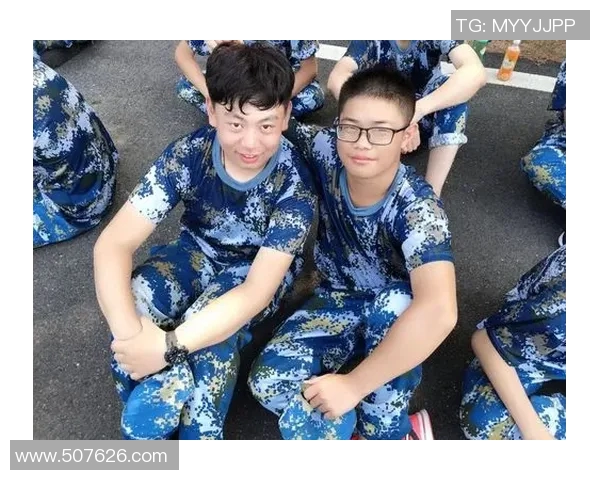 韩国足球明星参与军训活动展现坚韧精神与团队合作精神的精彩瞬间